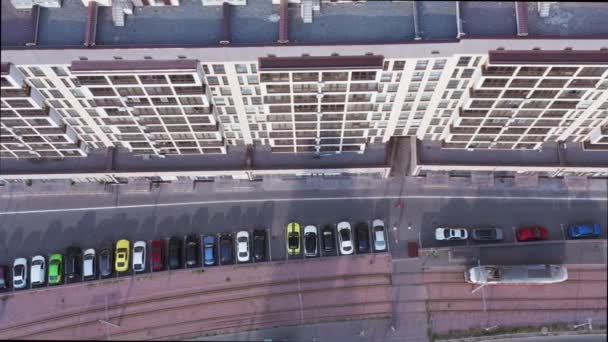 Aparcamiento cerca de Moderno edificio de apartamentos con grandes ventanales y balcones acristalados: vista superior Drone — Vídeo de stock