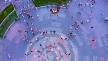 Kalabalık yaz akşamı meydanda sokak müzisyenlerini dinliyor: hava aracı atışı