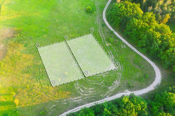 民間住宅建設のための緑のフィールドの2つのプロットの地形マーク ストック画像