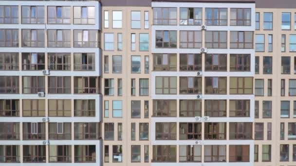 Fachada del moderno edificio de apartamentos con grandes ventanales y balcones acristalados — Vídeos de Stock