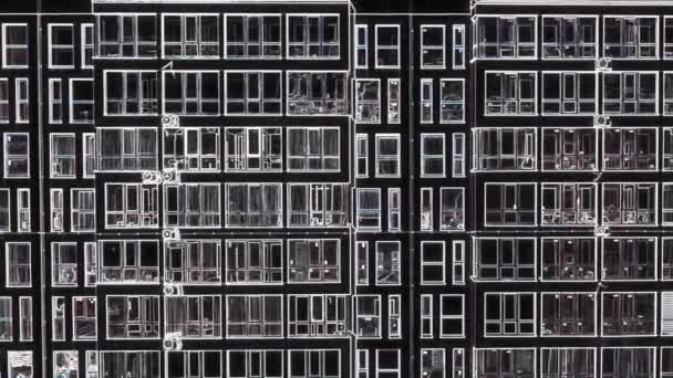 3D-Computergrafik: die Wand eines Wohnhauses mit Fenstern und Balkonen — Stockvideo