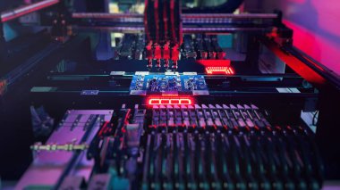  Endüstrinin otomasyonu için dijital teknolojiler: Çip Bileşenlerini aydınlatan neon ışıkları 