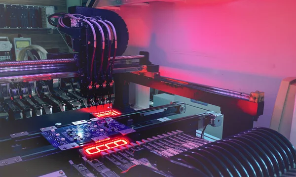 Otomatik SMD makinesi Çalışması: Sistem tahtası ögelerinin robot eliyle birleştirilmesi.