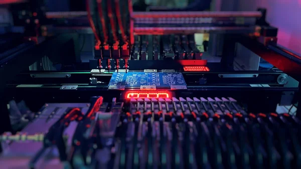 Robot makinesini seçin ve yerleştirin: Bir anakart üzerinde elektronik bileşenlerin SMD montajı