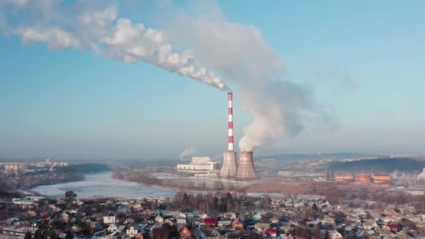 Verontreiniging door witte schoorsteen door verbranding van steenkool en bruinkool in een thermische verwarmingsinstallatie in de buurt van de stad. — Stockvideo