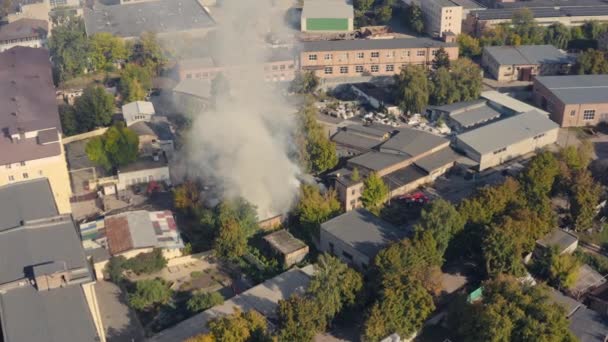 Požár v průmyslové oblasti: letecký záběr dronu — Stock video