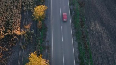 Sonbaharda tarlalar arasında bir kır yolu boyunca araba gezisi - hava eğiminin gösterdiği ateş. 