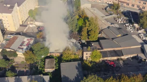 Požár v průmyslové části města: letecký záběr dronu — Stock video