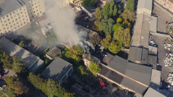 Fumée provenant de l'incendie d'un bâtiment industriel de la ville - coup de copter aérien. — Video