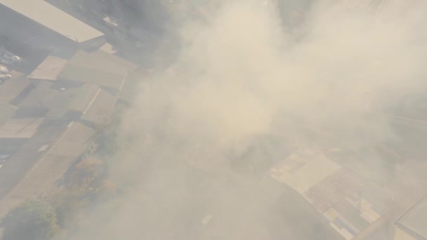 Fumaça de um incêndio na cidade: incêndio industrial, vista aérea do helicóptero — Vídeo de Stock