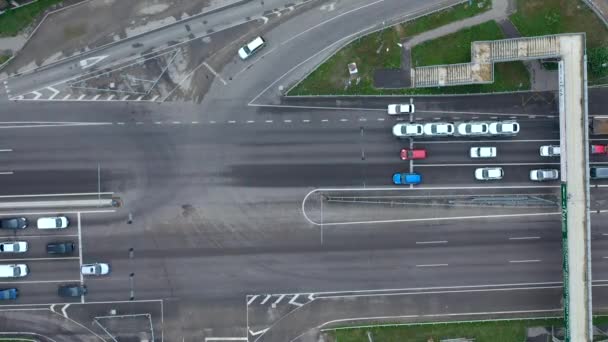 Güneşli bir günde otoyoldaki trafiğin hızlandırılması: Hava manzaralı İHA görüntüsü. — Stok video