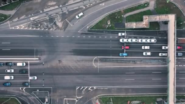 Doprava Spousta aut na dálnici: zoom v horní pohled záběr. — Stock video