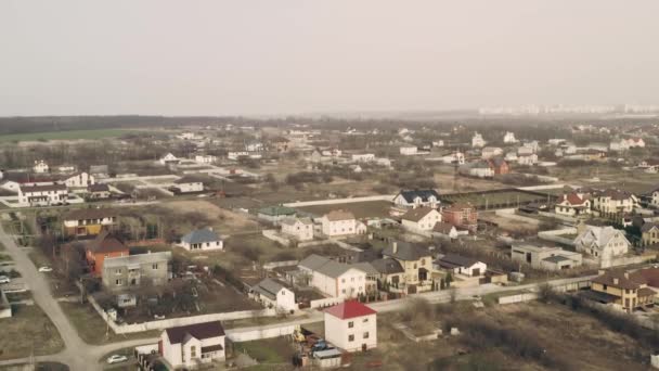 Aerial view of new modern middle class suburban neighborhood town with luxury homes — Vídeo de Stock