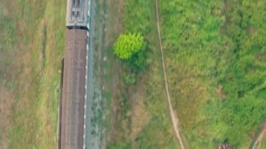 Yolcu treni ağaçlar arasında geziniyor - hava aracı izleme görüntüsü.