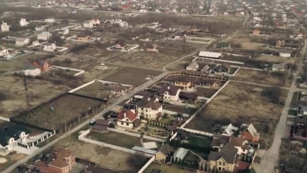 Αεροφωτογραφία της σύγχρονης μεσαίας τάξης προαστιακή πόλη γειτονιά με πολυτελή σπίτια — Αρχείο Βίντεο