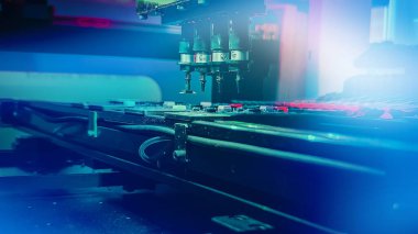 Makine Görüşü PCB 'yi bileşenlerin sayısı, boyutu ve yerleştirilmesi için incelerken, Çip Üretimi