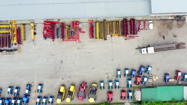 Landbouwmachines reserveonderdelen - luchtfoto Drone Panorama schot — Stockvideo
