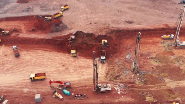 İnşaat malzemelerinin çoğu inşaat sahasında çalışıyor: Kazıcılar ve kamyonlar — Stok video