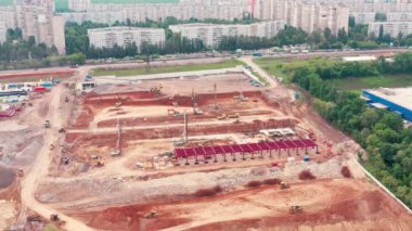 İnşaat ekipmanları inşaat kazılarında çalışıyor. İnşaat malzemeleri inşaat sahasında çalışır: havadan çekim yapmak - 01 Kasım 2021: Kharkiv, Ukrayna