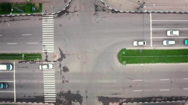 Şehir kavşağında yol trafiği - üst görünüm — Stok video
