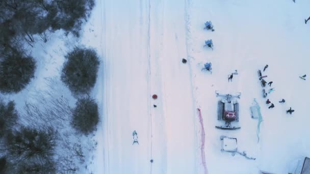 滑雪者和滑雪者周末乘坐滑雪车在雪地上滑行：无人飞机 — 图库视频影像