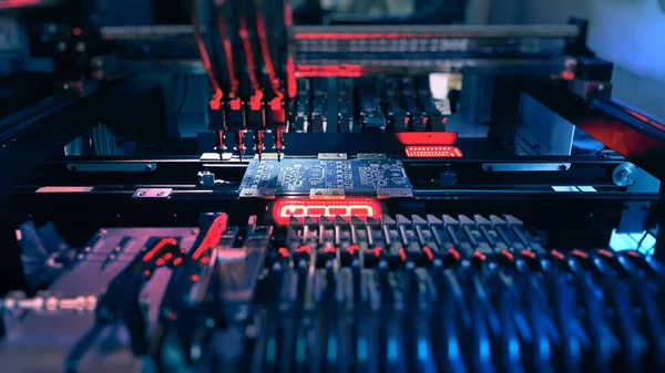 Sistema de visión automática inspeccionar PCB para el tamaño de los componentes y la colocación. Fotos de stock