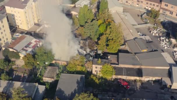 Požární kouř z průmyslové budovy ve městě - letecký záběr vrtulníku. — Stock video