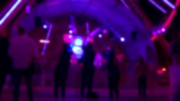 Танцы на дискотеке с неоновыми лучами света и голограммы. Концепция ночной жизни молодежи. — стоковое видео