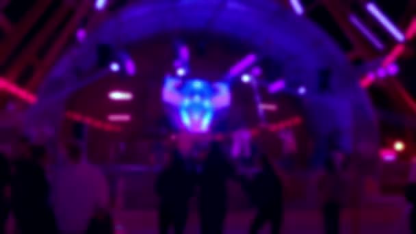 Bailando en la discoteca con rayos de neón de luz y holograma. Concepto de vida nocturna de los jóvenes. — Vídeos de Stock