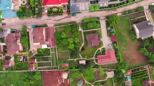 Vendégház szomszédságában prémium osztályú házak: Felülnézet Légi drón lövés. — Stock videók