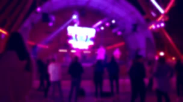 Nachtleven van jongeren: Dansen op disco concert met neonstralen van licht en Abstract Screen. — Stockvideo