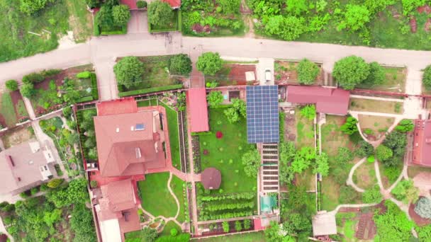 Casa residencial de barrio moderno entre césped verde y jardines: casa privada - tiro con dron. — Vídeos de Stock