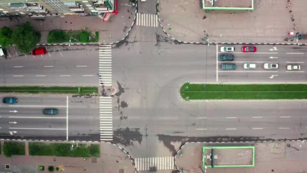 Auto 's passeren City kruising van de stad multi-lane weg. Wegverkeer op kruispunt van de stad - bovenaanzicht. — Stockvideo