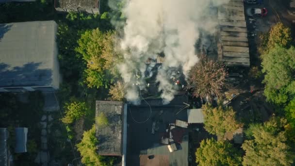 A Equipa 911 está a apagar um incêndio no armazém - um drone aéreo disparado — Vídeo de Stock