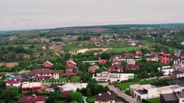 Letecký drone záběr Chata Sousedství s nákladnou prémiovou třídou bydlení. — Stock video