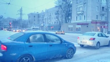 Caddede sirenleri açık ve yanıp sönen fenerleri açık bir ambulans sürüyor..