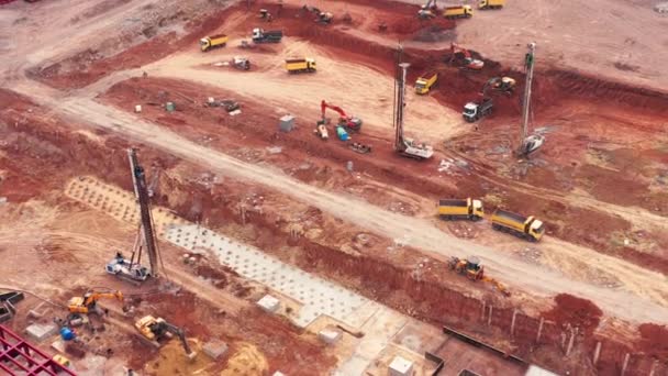 Travaux d'équipement de construction sur chantier : Excavatrices, Camions et bulldozers - plan aérien — Video