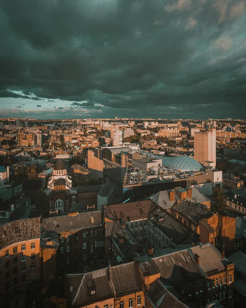 Fırtınadan önce Harkiv 'in çatı manzarası. Şehir yağmur ve fırtınadan önce. Hava aracı görüntüsü. — Stok fotoğraf