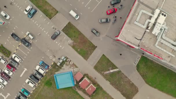 Cars move through outdoor parking near the supermarket - aerial Drone view shot. — Stock Video