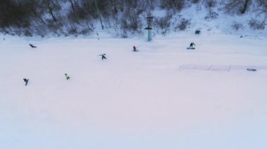 Kayakçılar ve snowboardcular hafta sonu kar yamaçlarında kayak yaparken..