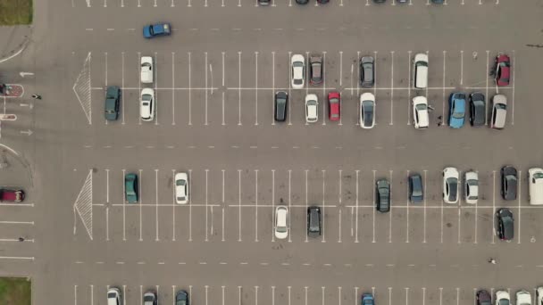 蓝色的车驶出停车场.汽车离开停车场-空中俯瞰. — 图库视频影像