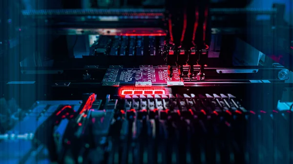 Elektronik çip ve anakart üretimi için teknolojik otomaton