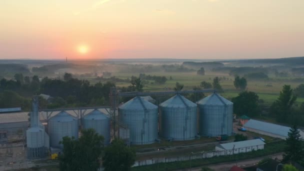 Granero de grano al amanecer sobre el fondo del sol de la mañana — Vídeo de stock