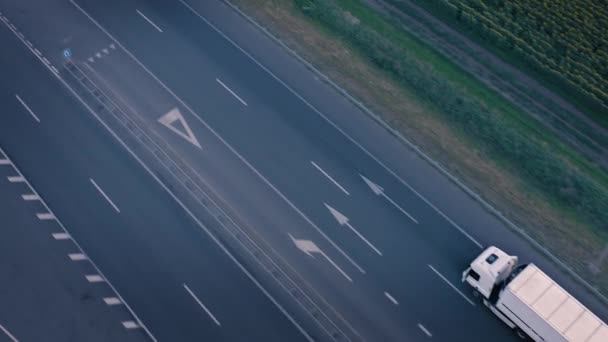 Camión blanco móvil con semirremolque en carretera — Vídeos de Stock