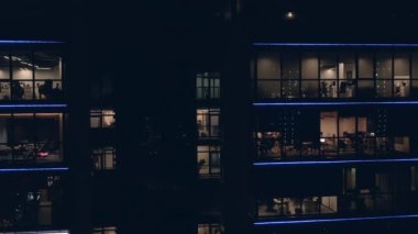 Ofis Pencereleri Gece İş Merkezi 'ndekilerle