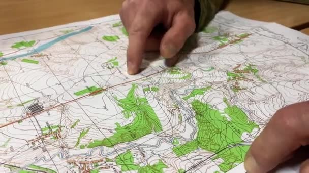 Planning an offensive operation in eastern Ukraine: officer shows important objects on the map — Stock Video