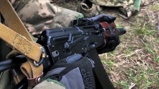 우크라이나 병사의 재장전 칼라쉬니 자동소총 칼라시 소총의 셔터를 — 비디오
