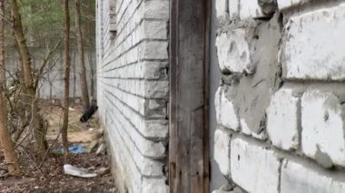 Özel kuvvetler askerleri ellerinde silahlarla binanın kapısından dışarı koşuyorlar. Özel amaçlı silahlı kuvvetlerin taktik operasyonu.