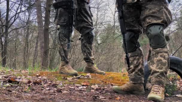 Ukrainian Soldiers Camouflage Uniforms Weapons Stand Forest Low Angle Shot — Stock Video
