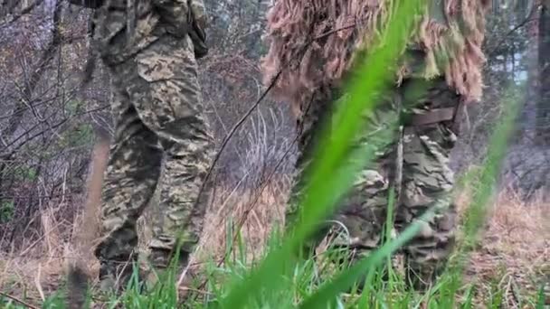 Silahlı Kamuflaj Üniformalı Ukraynalı Askerler Ormanda Duruyor Düşük Açılı Çekim — Stok video